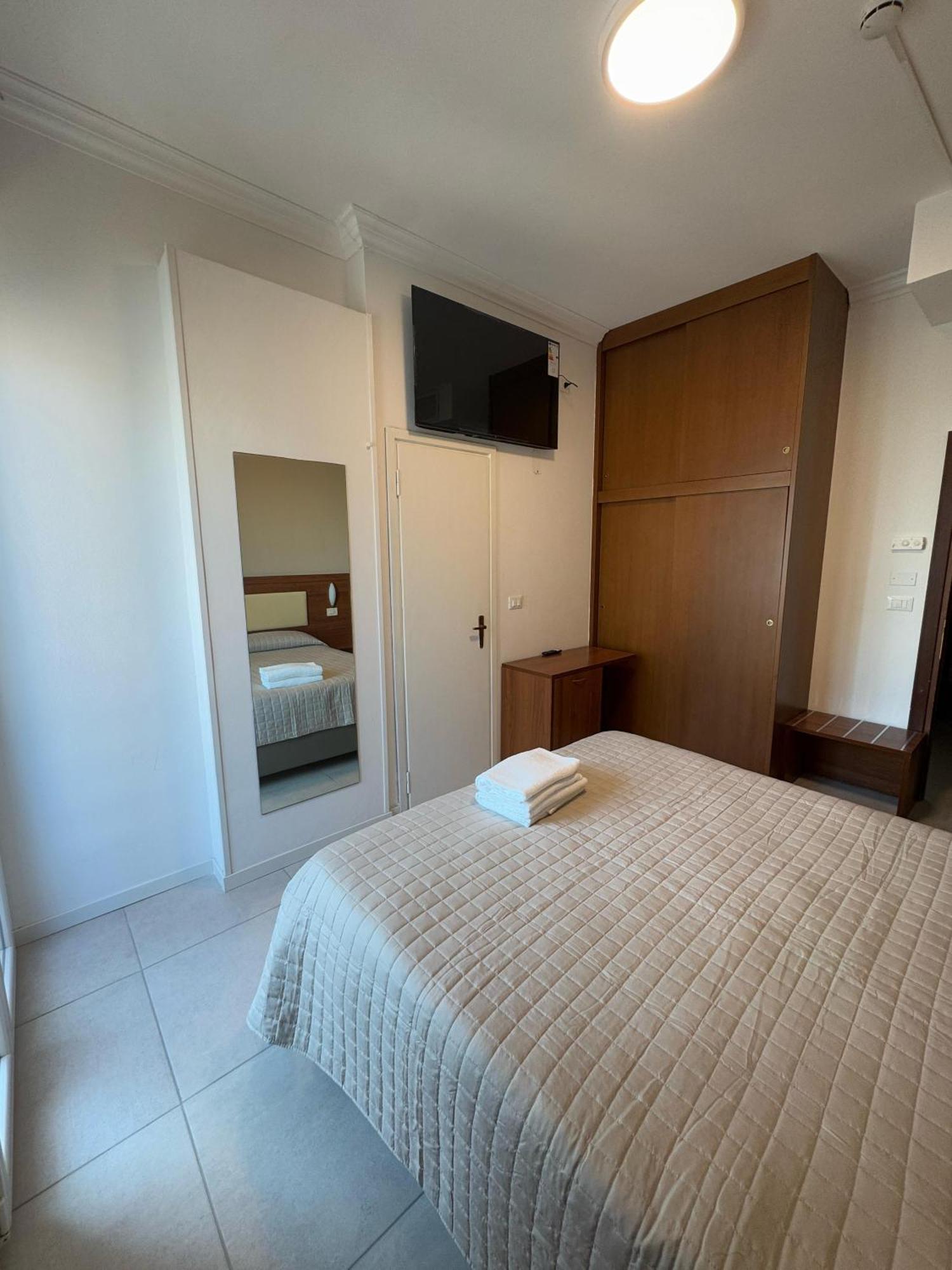 Hotel Helios Beach Milano Marittima Exterior photo