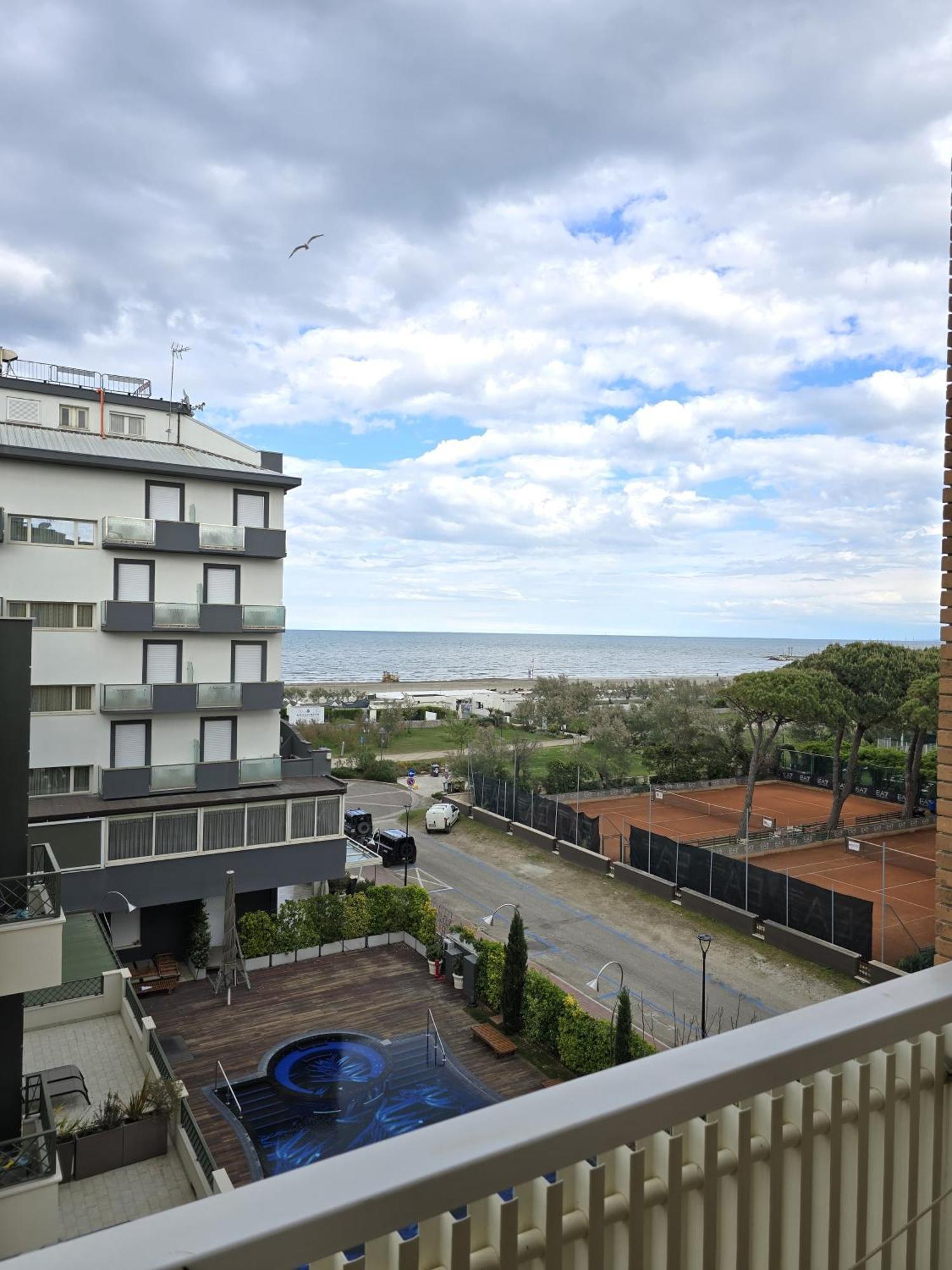 Hotel Helios Beach Milano Marittima Exterior photo